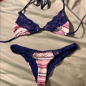 Stripe string bikini, white with blue lace